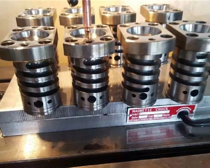 ホットランナー付きペットボトルプリフォーム金型