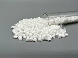 どのプラスチックが水筒の生産に最も広く使用されていますか？